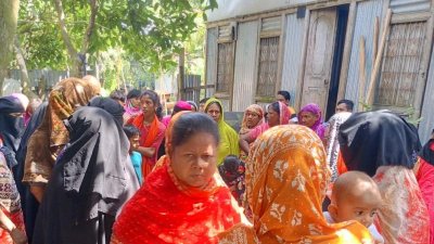 নিহতের বাড়িতে স্বজন ও প্রতিবেশীরা