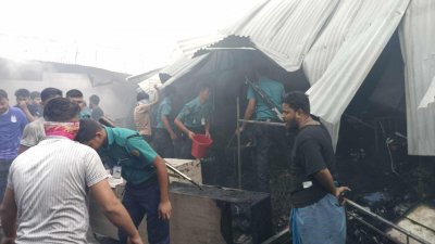 মোহাম্মদপুর কৃষি মার্কেটে আগুন (ছবি: সাজ্জাদ হোসেন)