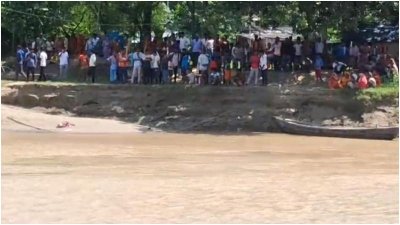 অতিরিক্ত যাত্রীবোঝাইয়ের কারণে নৌকাটি ডুবে যায় বলে জানা গেছে। ছবি: এনডিটিভি