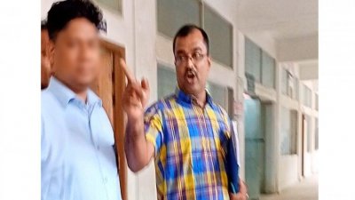আদালতে সাংবাদিকদের দেখে নেওয়ার হুমকিও দেন পিআইও নুরুন্নবী সরকার (ফাইল ছবি)