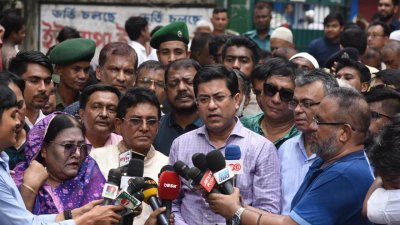 সাংবাদিকদের সঙ্গে কথা বলছেন ডিএসসিসি মেয়র শেখ ফজলে নূর তাপস