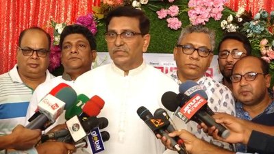 সাংবাদিকদের সঙ্গে কথা বলছেন মাহবুব উল আলম হানিফ