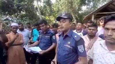 ঘটনাস্থলে পুলিশ ও এলাকাবাসী