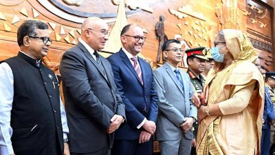 বিমানবন্দরে প্রধানমন্ত্রী শেখ হাসিনা (ছবি: ফোকাস বাংলা)
