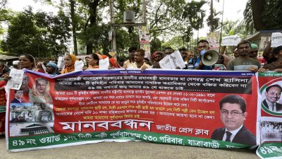মানববন্ধনে সিটি পল্লীর বাসিন্দারা