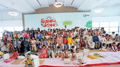 চিত্রাঙ্কন প্রতিযোগিতায় অংশগ্রহণকারীরা
