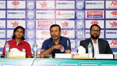 সংবাদ সম্মেলনে সাবিনা-টিটু কথা বলেন