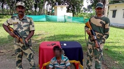 অস্ত্রসহ এক পাচারকারীকে গ্রেফতার করেছে বিএসএফ