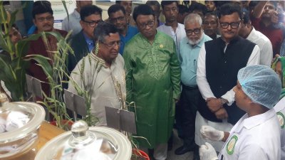 গ্রিন হাউজ প্রকল্প এলাকা পরিদর্শনে কৃষিমন্ত্রী ড. আব্দুর রাজ্জাক ও অন্যরা