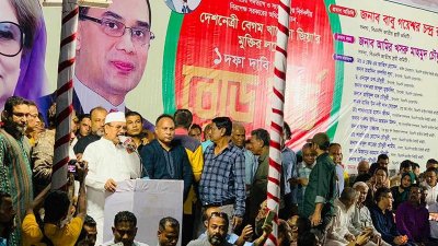 সমাবেশে প্রধান অতিথির বক্তব্য রাখছেন গয়েশ্বর চন্দ্র রায়