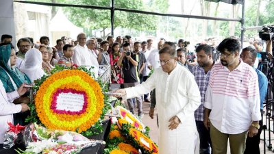 সৈয়দ সালাহউদ্দিন জাকীর মরদেহে পুষ্পস্তবক অর্পণ করে  শ্রদ্ধা জানাচ্ছেন তথ্যমন্ত্রী ড. হাছান মাহমুদ