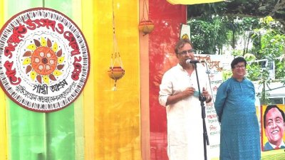 বক্তৃতা করছেন সংস্কৃতি প্রতিমন্ত্রী কে এম খালিদ