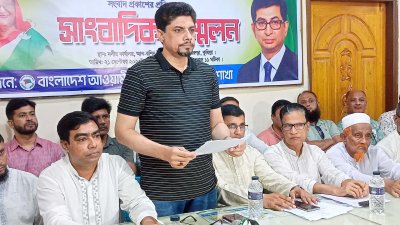 সংবাদ সম্মেলনে লিখিত বক্তব্য পাঠ করছেন মেয়র বকতার হোসেন বখতিয়ার