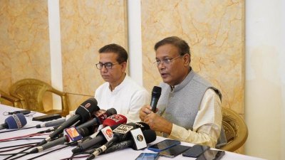 সাংবাদিকদের সঙ্গে মতবিনিময় করেন হাছান মাহমুদ