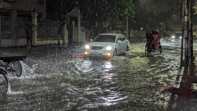 বৃষ্টিতে জলাবদ্ধতায় চলাচলে চরম ভোগান্তিতে পড়েন নগরবাসী(ছবি: ফয়সাল ইসলাম রাজীব)