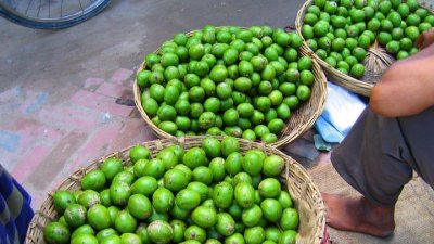 আমড়া পাওয়া যাচ্ছে বাজারে। ছবি- সংগৃহীত