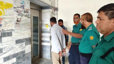 ২০ লাখ টাকা ছিনতাই করেন ডেমরা পুলিশ লাইনসে থাকা দুই কনস্টেবল মাহাবুব আলী ও আছিফ ইকবাল