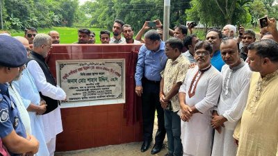 উন্নয়ন কাজের ভিত্তিপ্রস্তর স্থাপন করছেন পরিবেশমন্ত্রী