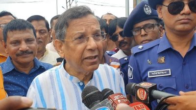 আখাউড়া রেল স্টেশনে সাংবাদিকদের সঙ্গে কথা বলেন আইনমন্ত্রী আনিসুল হক