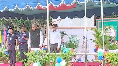 সাতক্ষীরা পুলিশ লাইনস ইনডোর প্লে-গ্রাউন্ডের উদ্বোধনকালে স্বরাষ্ট্রমন্ত্রী আসাদুজ্জামান খান কামাল