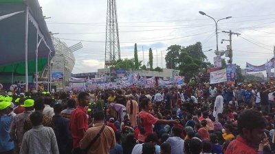 দুপুর থেকে খণ্ড খণ্ড মিছিল নিয়ে ব্যানার-ফেস্টুন হাতে সমাবেশে আসেন নেতাকর্মীরা