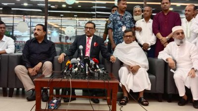 চিকিৎসা শেষে দেশে ফিরে শাহজালাল বিমানবন্দরে সাংবাদিকদের সঙ্গে কথা বলছেন ওবায়দুল কাদের