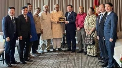 বৈঠক শেষে ভিয়েতনামের নেতৃবৃন্দের পক্ষ থেকে সিপিবিকে একটি শুভেচ্ছা স্মারক তুলে দেওয়া হয়
