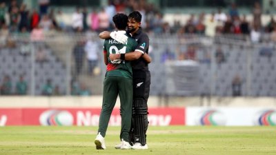 দ্বিতীয় জীবন পেয়ে হাসানকে আলিঙ্গন করেন সোধি