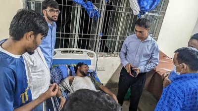 আহত মোশাররফ শাহকে বিশ্ববিদ্যালয় চিকিৎসাকেন্দ্রে চিকিৎসা দিয়ে চট্টগ্রাম মেডিক্যাল কলেজ হাসপাতালে ভর্তি করা হয়েছে