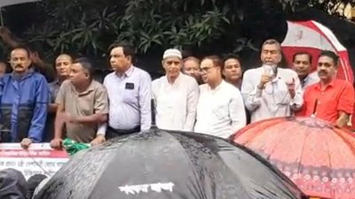 বিক্ষোভ সমাবেশে বক্তব্য রাখছেন বক্তারা