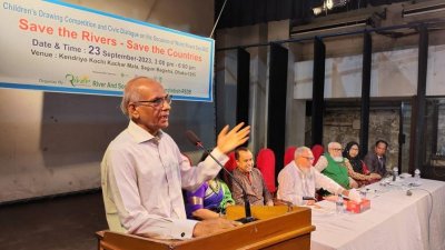 বক্তৃতা করছেন জাতীয় নদী রক্ষা কমিশনের সাবেক চেয়ারম্যান ড. মুজিবুর রহমান হাওলাদার