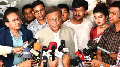 সাংবাদিকদের সঙ্গে কথা বলছেন তথ্যমন্ত্রী ড. হাছান মাহমুদ