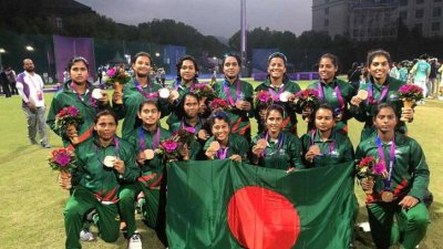 ব্রোঞ্জ পদক গলায় বাংলাদেশের মেয়েরা