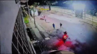 তেজগাঁওয়ে সন্ত্রাসীদের দুই গ্রুপের গোলাগুলি (সিসি টিভি ফুটেজের ছবি)