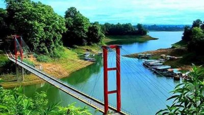 রাঙ্গামাটি লেকে ঝুলন্ত ব্রিজ, ছবি: সংগৃহীত
