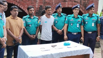 মোহাম্মদপুরের একতা হাউজিং এলাকা থেকে তাকে গ্রেফতার করে পুলিশ