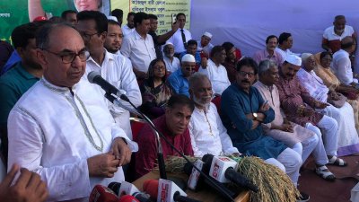 যশোর শহরের মুড়লী মোড়ে রোডমার্চের সমাবেশে বক্তব্য দিয়েছেন বিএনপির স্থায়ী কমিটির সদস্য মির্জা আব্বাস
