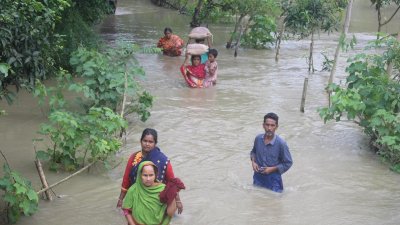 ঘরবাড়ি পানিতে ডুবে যাওয়ায় উঁচু স্থানে আশ্রয় নিতে বাধ্য হচ্ছেন দুর্গতরা