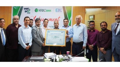সার্টিফিকেট তুলে দেন এন্টারপ্রাইজ ইনফোসেক কনসালটেন্টসের সিইও মশিউল ইসলাম