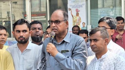 বক্তব্য দিচ্ছেন  শামসুজ্জামান দুদু