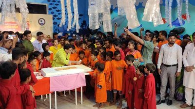 প্রধানমন্ত্রীর জন্মদিনে সুবিধাবঞ্চিত ও পথশিশুদের নিয়ে কেক কাটলেন জুনাইদ আহমেদ পলক
