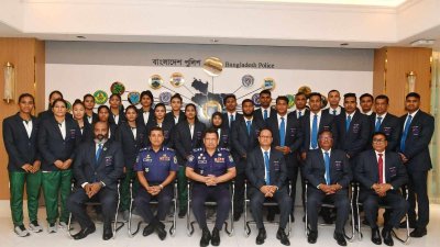 বাংলাদেশ পুলিশ হেডকোয়ার্টারে ফটোসেশনে কাবাডি দল।