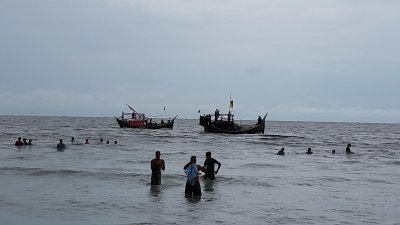 ফিরছে শত শত ট্রলার