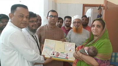 নবজাতক শিশুদের পরিবারের হাতে উপহার তুলে দেওয়া হচ্ছে
