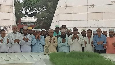 জিয়াউর রহমানের সমাধিতে শ্রদ্ধা জানাচ্ছে রিজভী ও ওলামা দলের নেতাকর্মীরা