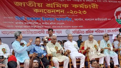 শ্রমজীবী কনভেনশনের মঞ্চে মির্জা ফখরুল ইসলাম আলমগীরসহ অন্যা নেতারা