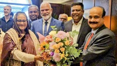 প্রধানমন্ত্রী শেখ হাসিনাকে ফুল দিয়ে অভ্যর্থনা জানান নেতাকর্মীরা