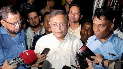 সাংবাদিকদের সঙ্গে কথা বলছেন তথ্যমন্ত্রী ড. হাছান মাহমুদ