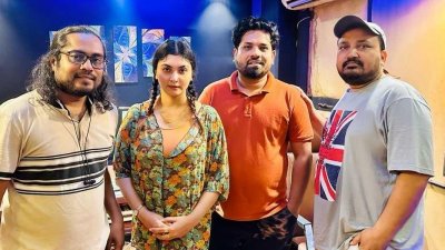রেকর্ডিংয়ে গীতিকবি, গায়িকা, সুরকার ও পরিচালক