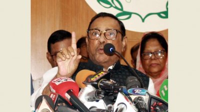 আওয়ামী লীগের কেন্দ্রীয় কার্যালয়ে যৌথসভা শেষে সাংবাদিকদের সঙ্গে কথা বলেন ওবায়দুল কাদের (ছবি: ফোকাস বাংলা)
